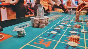 Pengguna dewasa membaca panduan roulette mobile
